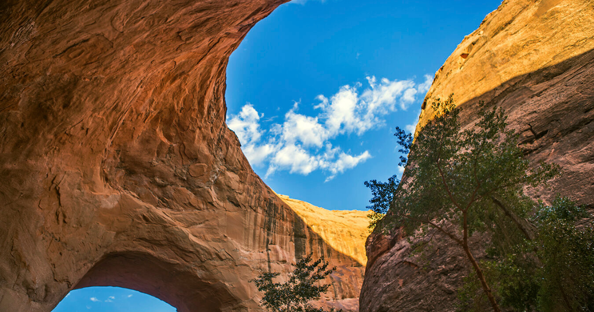 sky looking through coyote gulch backpacking and hiking photography landscape