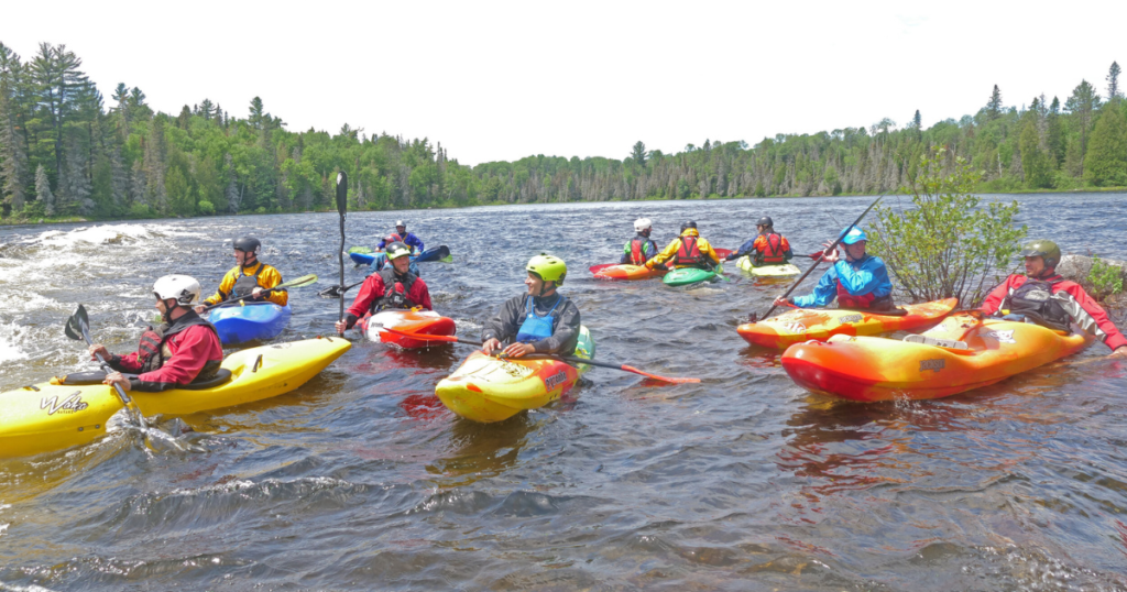 group of white water kayakers in Abitibi-Témiscamingue, Québec