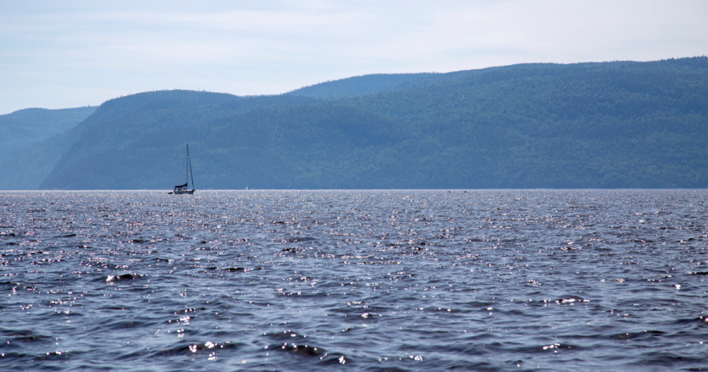 Saguenay-Lac-Saint-Jean, Québec sailboat paddletv paddle tales facing waves