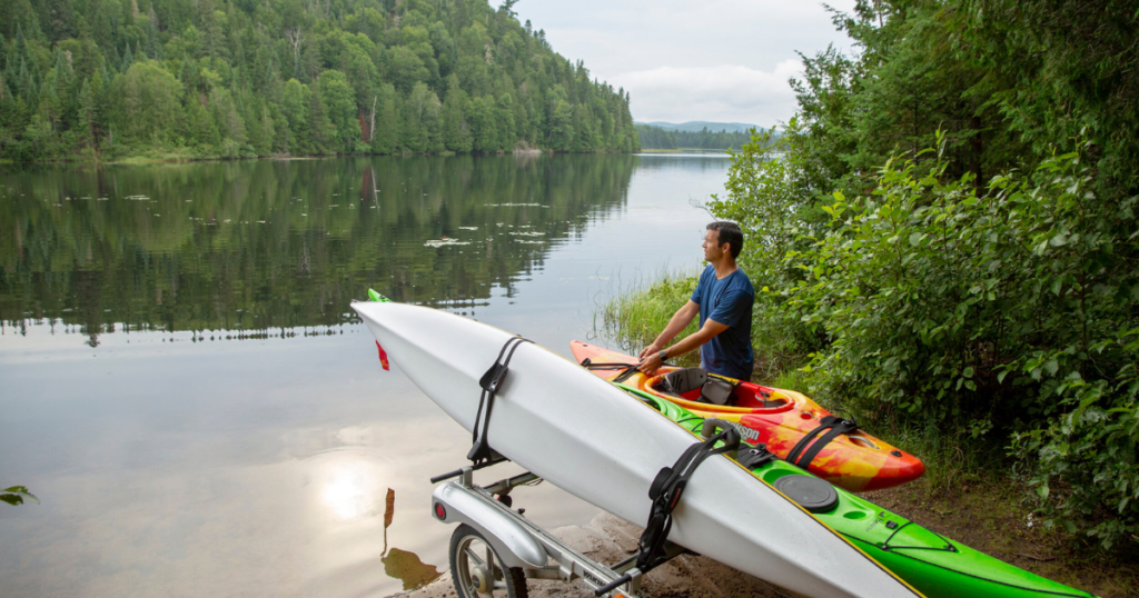 ken whiting packing up his kayaks in quebec authentique