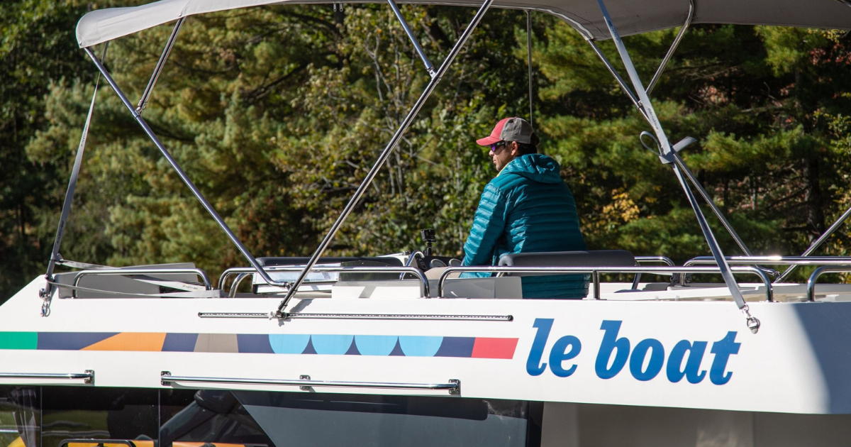 ken driving le boat