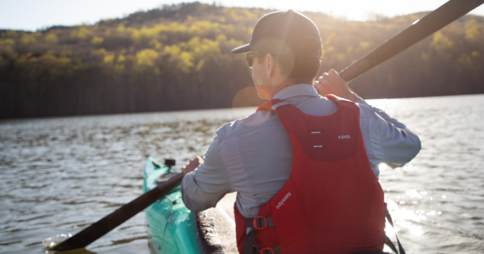 how to paddle a kayak properly ken whiting paddletv featured