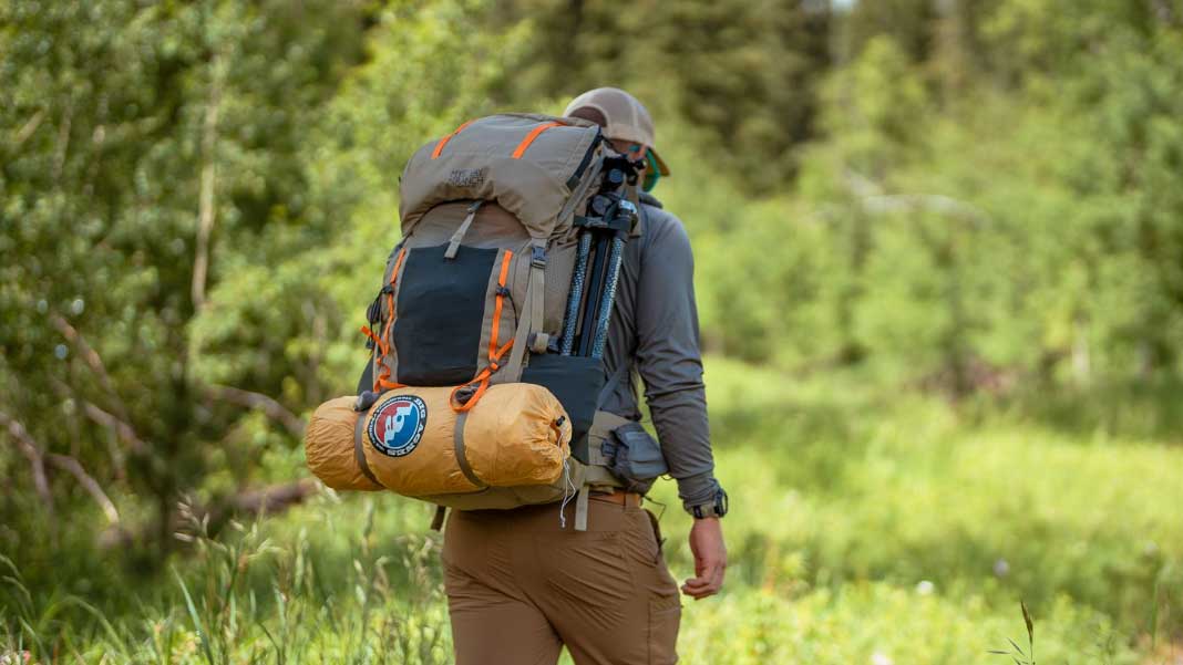How to Properly Fit a Backpack for Hiking - In4adventure