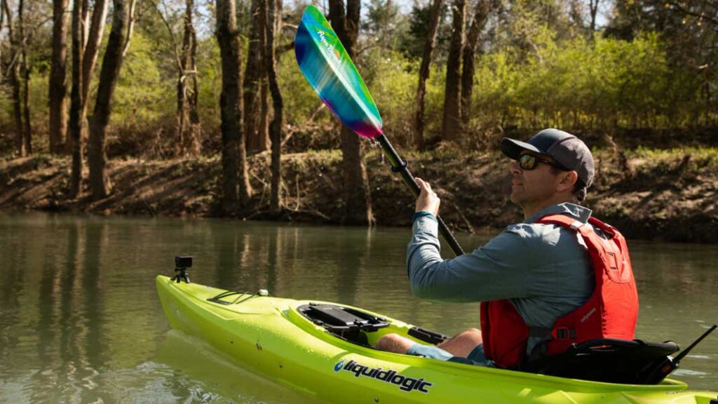 kayak paddle length tip for recreational kayaks that are a little wider: longer paddle shaft is needed to be comfortable