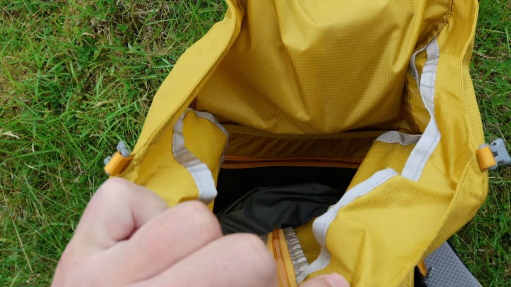 big middle pouch on the Loris 25