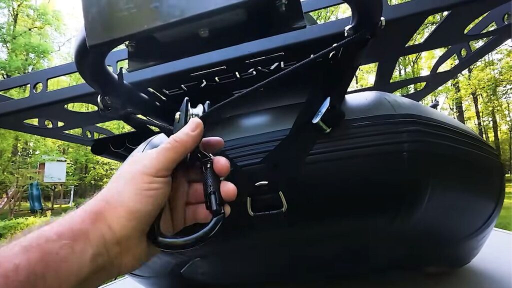 hook back of flycraft guide raft